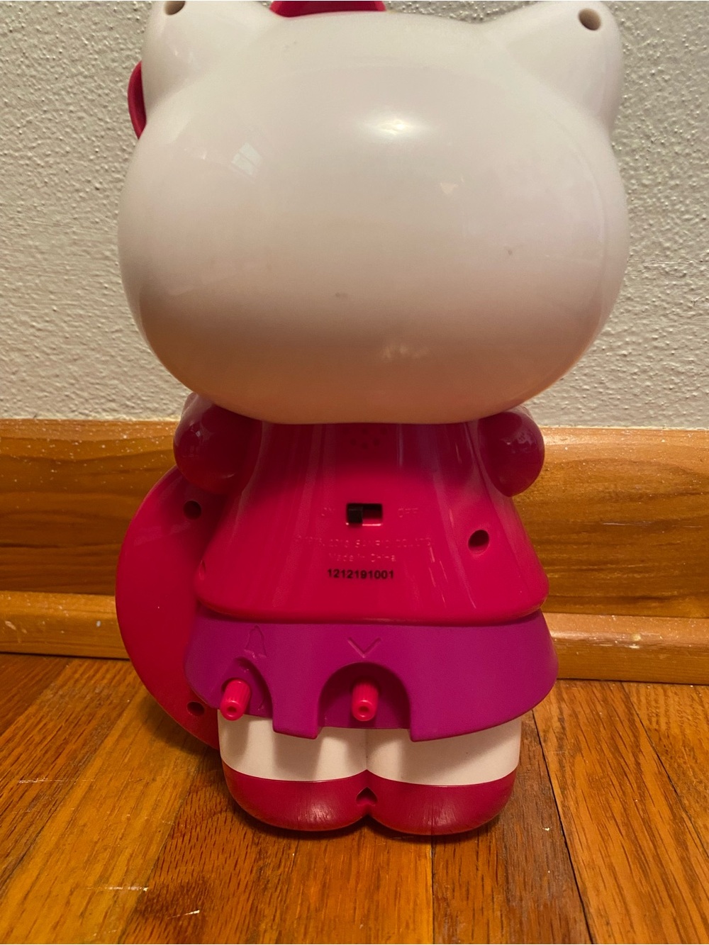 Hello Kitty Clock - Picture 2 of 2